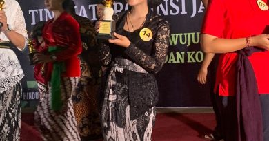 Devi Purna Wiranti dan Pembinanya Raih Juara 3 Lomba Dharma Wacana Remaja Putri Tingkat Provinsi Jawa Timur